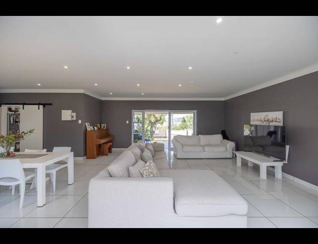 3 BEDROOM HOUSE FOR SALE IN OATLANDS NORTH
